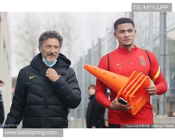 足球明星吉米与球迷亲密合影展现温暖瞬间和足球魅力