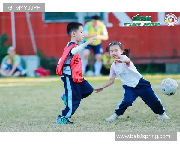 足球明星温馨瞬间抱宝宝的可爱照片分享,感受亲子时光的甜蜜与快乐